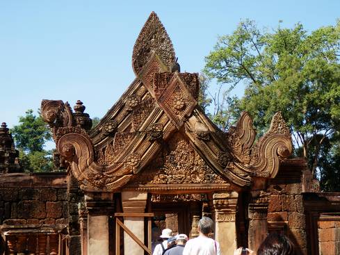 バンテアイ・スレイ寺院