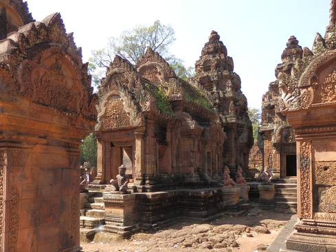 バンテアイ・スレイ寺院