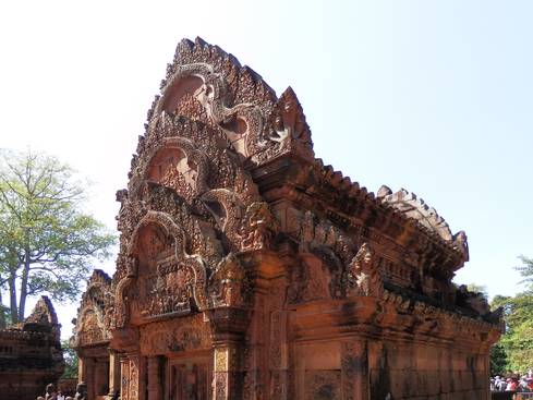 バンテアイ・スレイ寺院