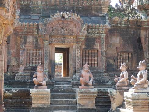 バンテアイ・スレイ寺院