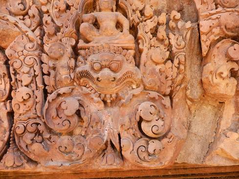 バンテアイ・スレイ寺院