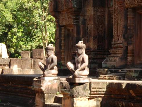 バンテアイ・スレイ寺院