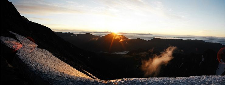 穂高岳山荘の日の出と涸沢岳