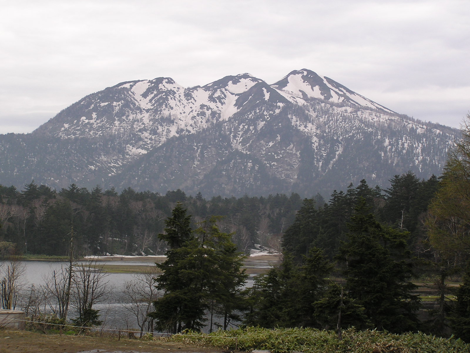 尾瀬沼ビジターセンター前からの燧ヶ岳 