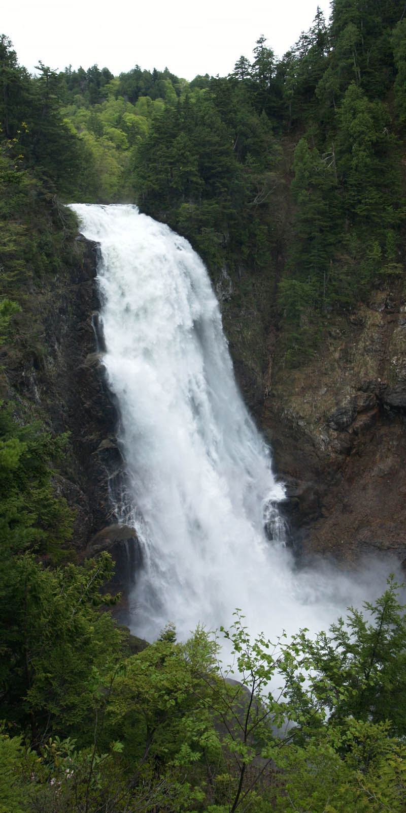 早春の三条の滝 