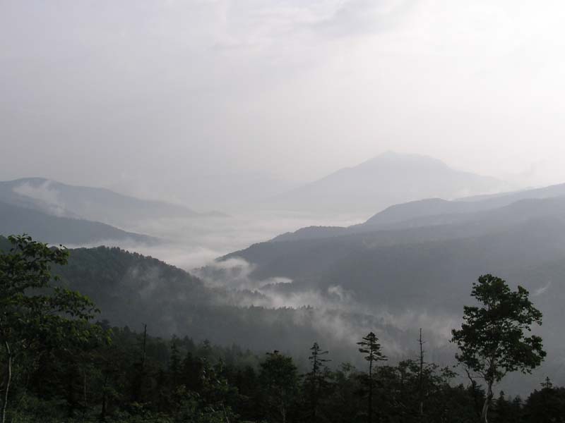 小至仏山頂辺りからの燧ヶ岳と雲下の尾瀬ケ原 