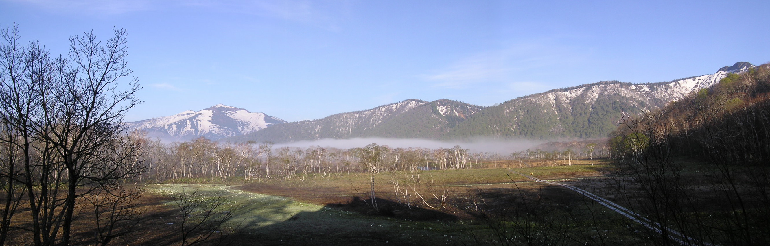 東電小屋から至仏山とヨシッ堀田代の朝 