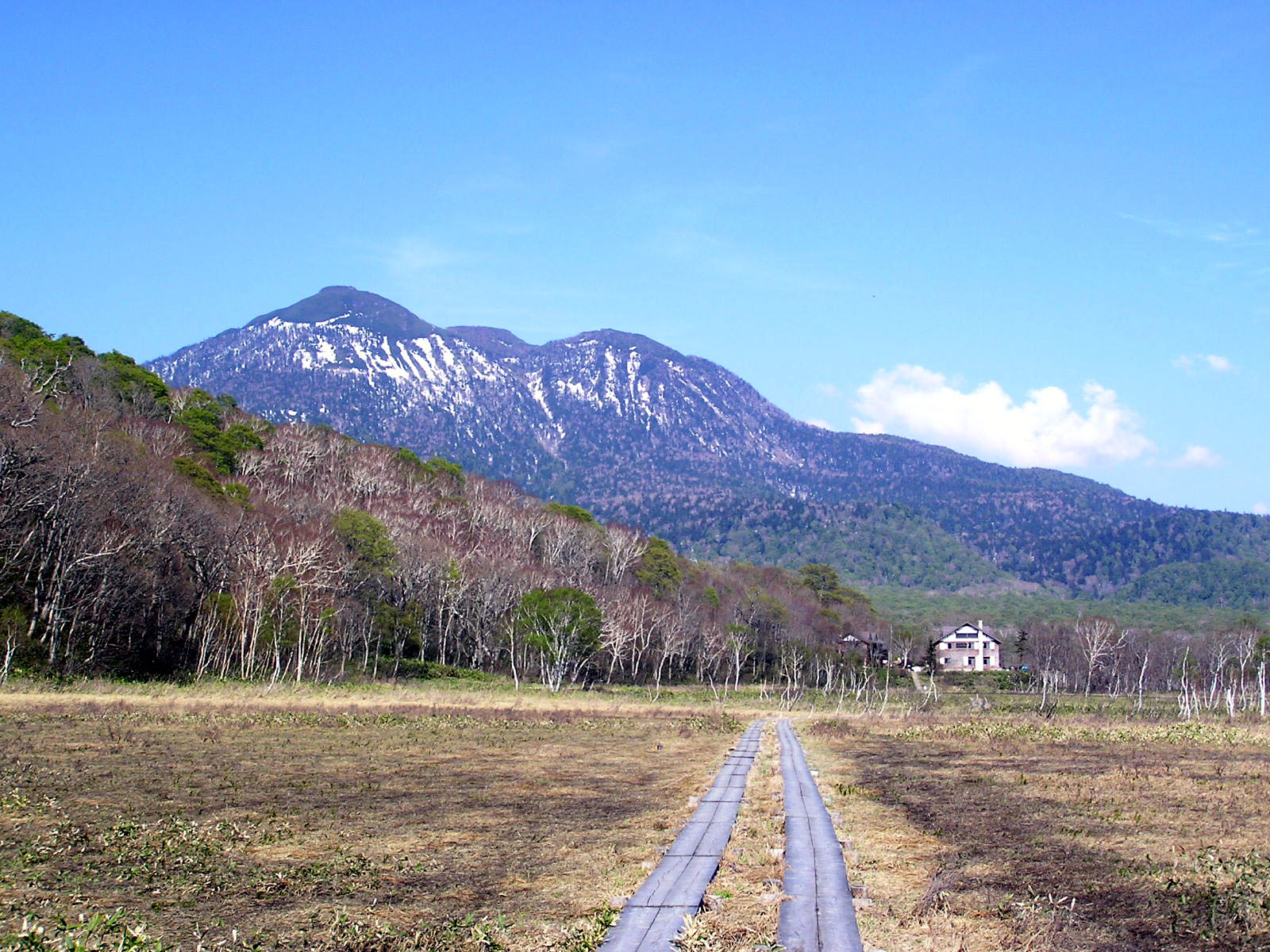 ヨシッ堀田代から見た東電小屋と燧ヶ岳 
